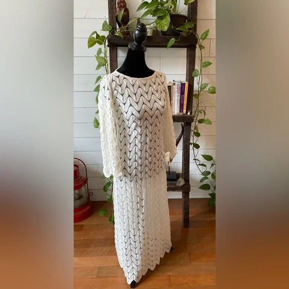 Lesley Evers: Long White Knit Beach V Cut Dress - Picture 5 of 17